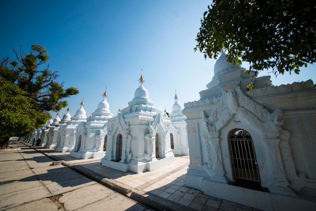 Piękny widok na buddyjską świątynię w Mandalay Myanmar