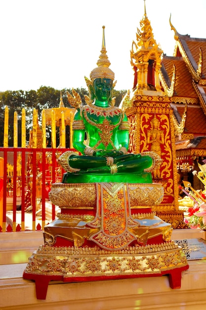 Piękny widok na buddyjską świątynię Wat Doi Suthep znajdującą się w Chiang Mai Tajlandia