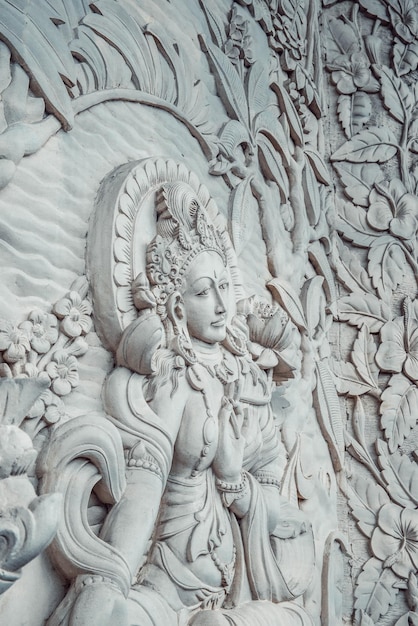 Piękny widok na buddyjską świątynię z posągami Buddy na Bali w Indonezji
