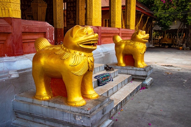 Piękny widok na buddyjską świątynię znajdującą się na Luang Prabang Laos