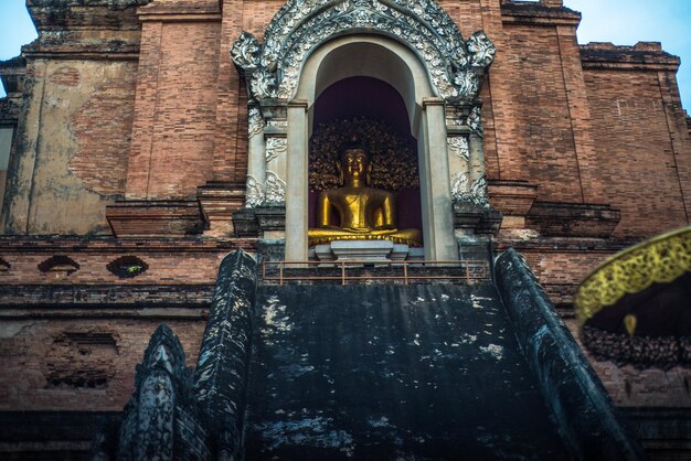 Piękny widok na buddyjską świątynię znajdującą się w Chiang Mai Tajlandia