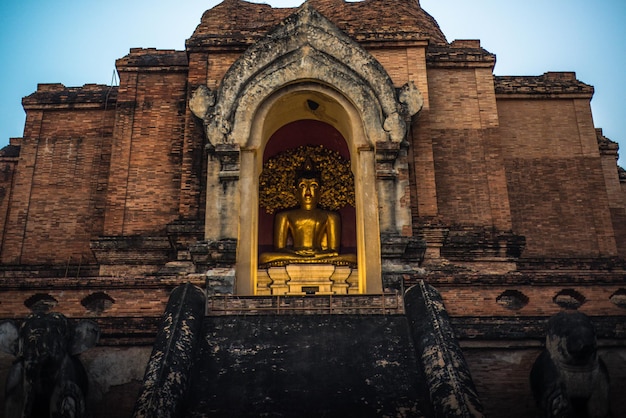 Piękny widok na buddyjską świątynię znajdującą się w Chiang Mai Tajlandia