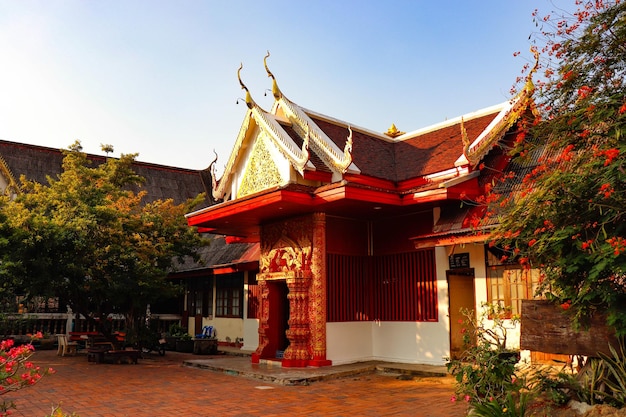 Piękny widok na buddyjską świątynię znajdującą się w Chiang Mai Tajlandia
