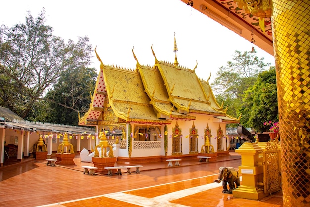 Piękny widok na buddyjską świątynię znajdującą się w Chiang Rai Tajlandia