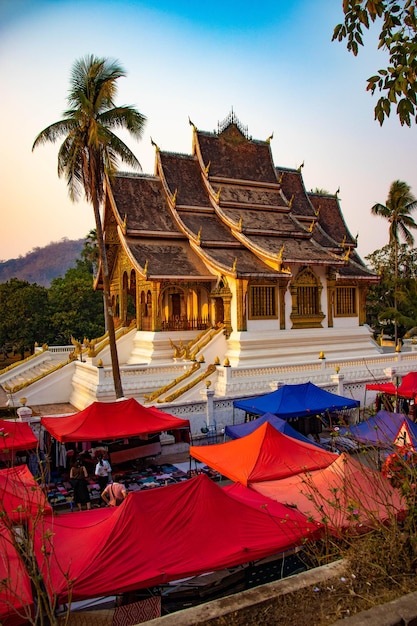 Piękny widok na buddyjską świątynię znajdującą się w Luang Prabang Laos