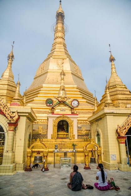 Piękny widok na buddyjską świątynię znajdującą się w Yangon Myanmar