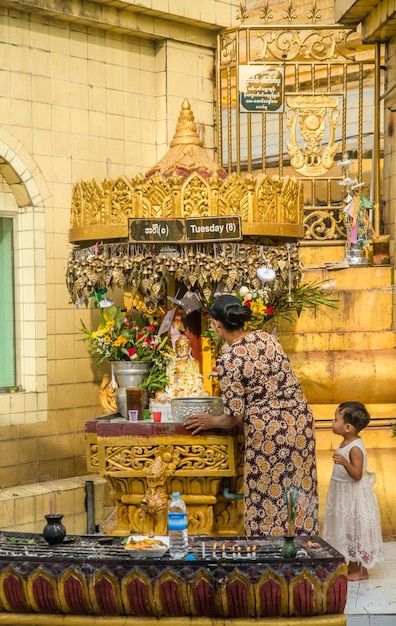 Piękny widok na buddyjską świątynię znajdującą się w Yangon Myanmar