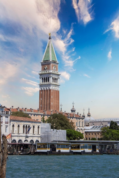 Piękny widok na Campanile Campanile na Piazza San Marco i wenecką lagunę w Wenecji, Włochy