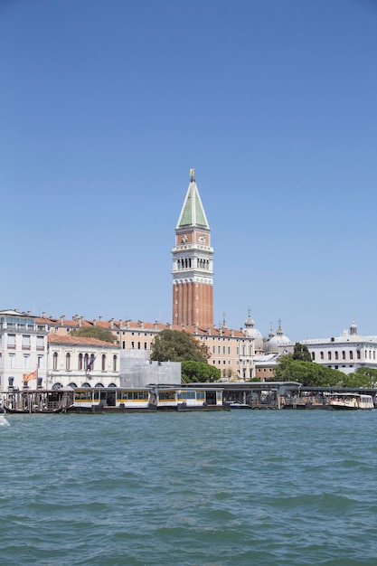 Piękny widok na Campanile Campanile na Piazza San Marco i wenecką lagunę w Wenecji, Włochy