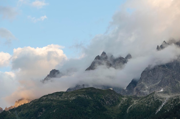 Piękny widok na chmury z Chamonix MontBlanc we francuskich Alpach Francja