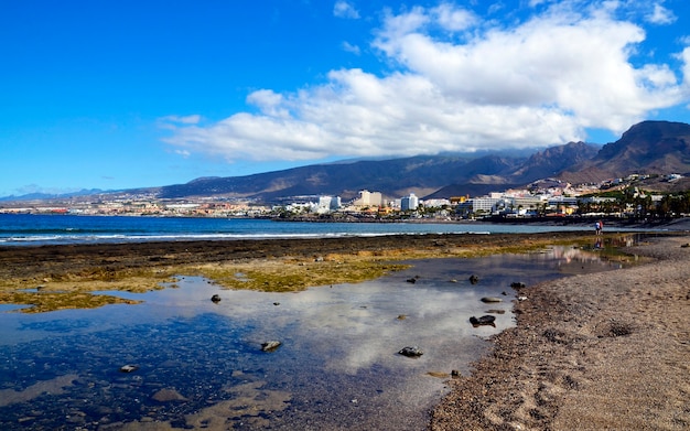 Piękny widok na Costa Adeje, atrakcje turystyczne Wysp Kanaryjskich w Hiszpanii.