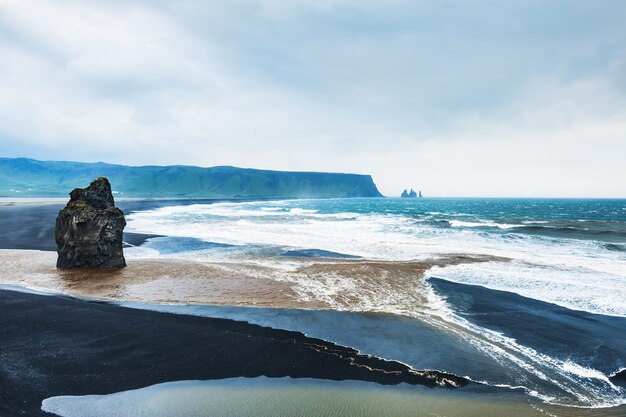 Piękny Widok Na Czarną Plażę Reynisfjara. Vik, Południe Islandii