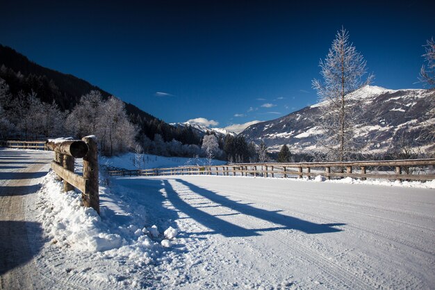 Piękny widok na drogę pokrytą śniegiem w wysokich austriackich Alpach