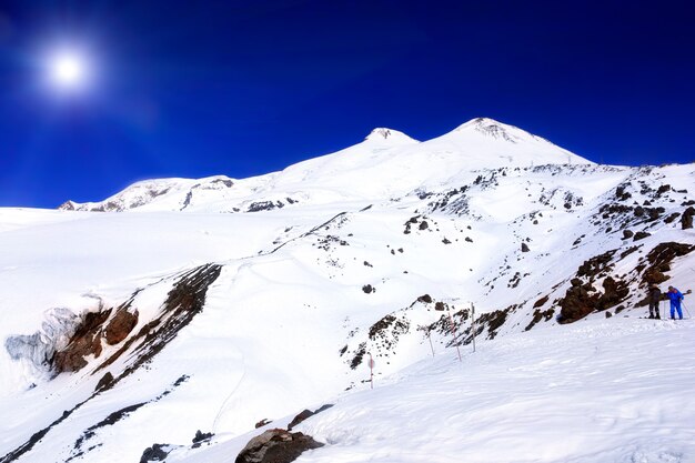 Piękny widok na Elbrus, najwyższy szczyt Europy