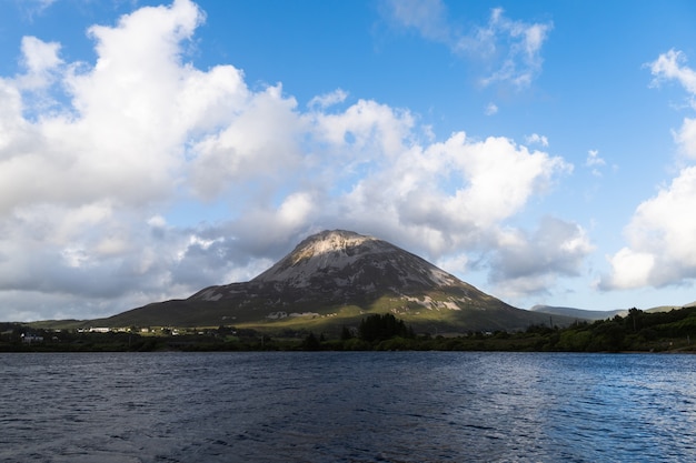 Piękny Widok Na Górę Errigal Co. Sligo Ireland Z Małego Jeziora?