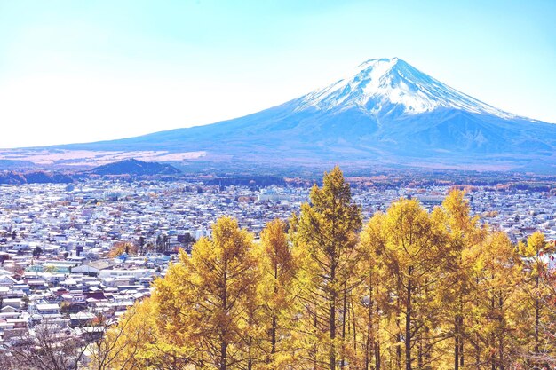 Zdjęcie piękny widok na górę mtfuji, słynny punkt orientacyjny w japonii.