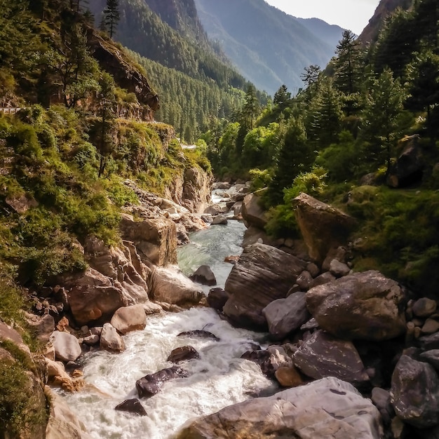 Piękny widok na góry Himalajów Dolina Kasol Parvati Himachal Pradesh w północnych Indiach