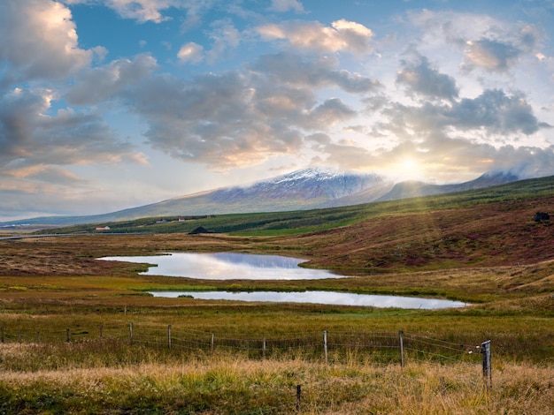 Piękny widok na góry podczas podróży samochodowej na Islandii Spektakularny islandzki krajobraz z malowniczą przyrodą góry pola chmury jeziora lodowce