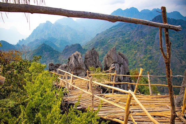 Zdjęcie piękny widok na góry w mieście vang vieng laos