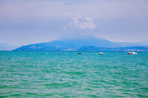 Piękny widok na jezioro Garda w okolicy Sirmione?
