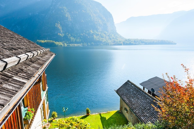 Piękny widok na jezioro Hallstatter w wiosce Hallstatt, Austriackie Alpy