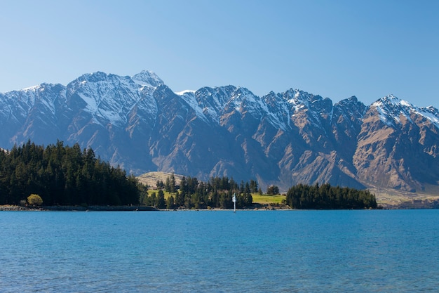 piękny widok na jezioro i góry w Queenstown w Nowej Zelandii