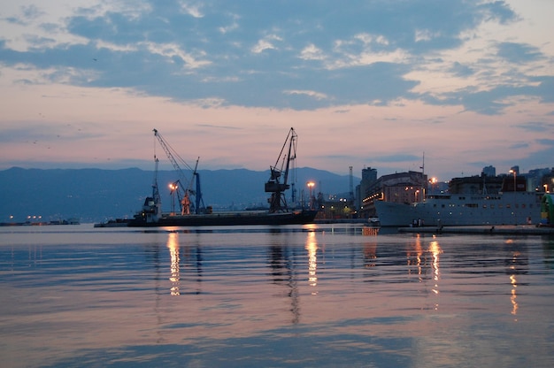 Piękny Widok Na Jezioro I Port Na Chmurnym Niebie Podczas Zachodu Słońca