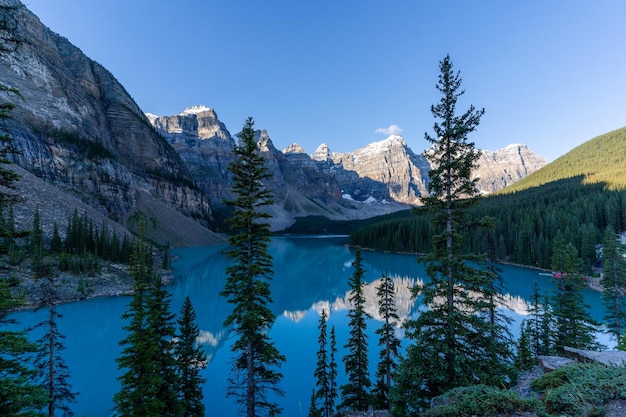 Piękny widok na jezioro Moraine w prowincji Alberta w Kanadzie z górami w tle