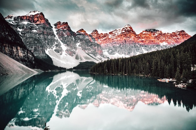 Piękny widok na jezioro otoczone górami Moraine Lake Canada