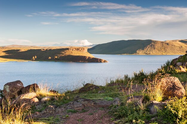 Piękny Widok Na Jezioro Umayo Z Półwyspu Sillustani, Peru