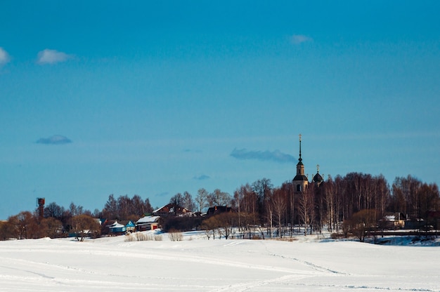 Piękny Widok Na Kalyazin W śnieżną Zimę.