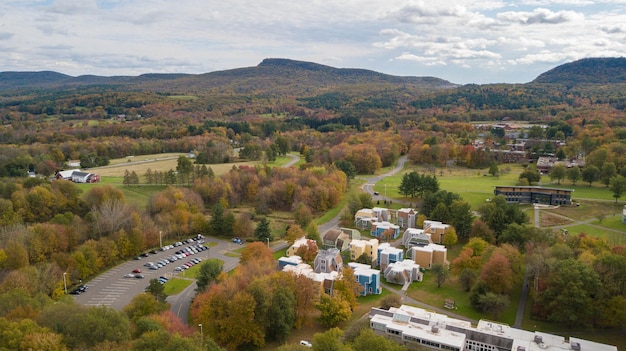 Piękny widok na kampus Hampshire College w Massachusetts, Nowa Anglia, USA