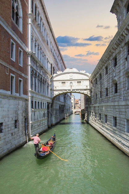 Piękny widok na kanały weneckie w Wenecji, Włochy