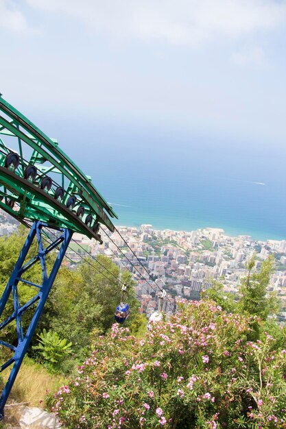 Piękny widok na kolejkę linową w kurorcie Jounieh z góry Harisa w Libanie