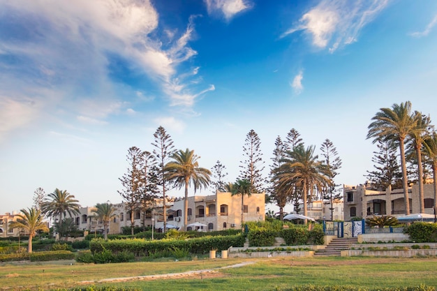 Piękny widok na kompleks mieszkaniowy Marina w centrum El Alamein, Egipt
