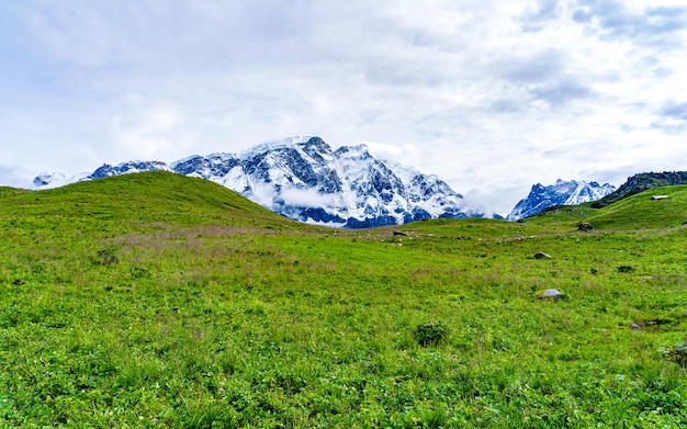 Piękny widok na krajobraz góry Lamjung z Kori w Nepalu