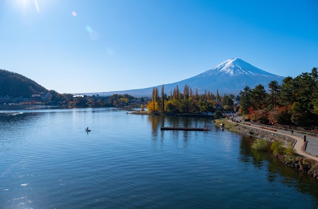 Zdjęcie piękny widok na krajobraz jeziora kawaguchiko w japonii