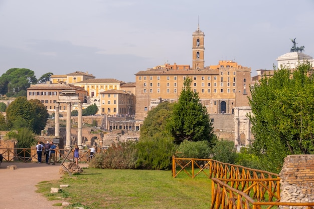 Piękny widok na krajobraz na słynnym zabytkiem Forum Romanum w Rzymie, Włochy