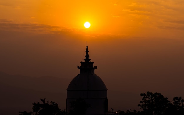 Piękny widok na krajobraz ponurego wschodu słońca i stupy pokoju na świecie w Pokhara Nepal