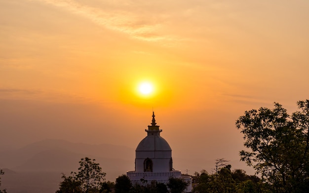 Piękny Widok Na Krajobraz Ponurego Wschodu Słońca I Stupy Pokoju Na świecie W Pokhara Nepal