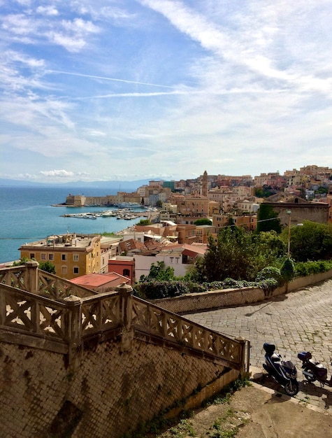 Piękny widok na krajobraz starego miasta Gaeta i morze Włochy