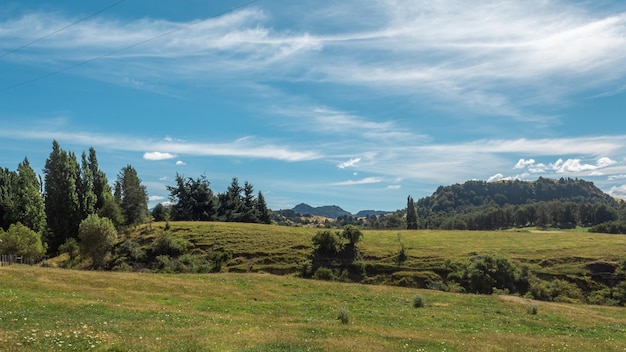 Piękny Widok Na Krajobraz Z Górą Cerro Mackay I Rzeką Rio Simpson W Chile