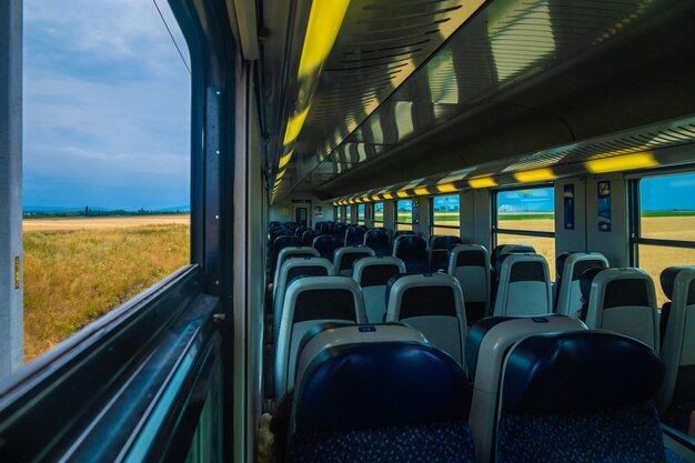 Zdjęcie piękny widok na krajobraz z okna pociągu