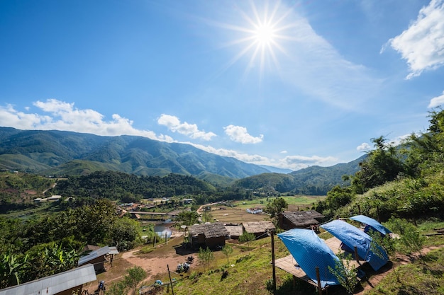 Piękny widok na krajobraz z widokiem na góry w Sapan Village nan ThailandSapan to mała i spokojna wioska w górach