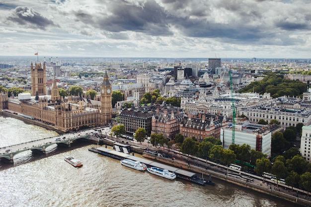 Piękny widok na Londyn ze słynnymi budynkami: Big Ben, Pałac Westminsterski, Westminster Bridge