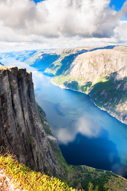 Piękny widok na Lysefjord i górę Kjerag, słynne zabytki w Norwegii. Letni krajobraz