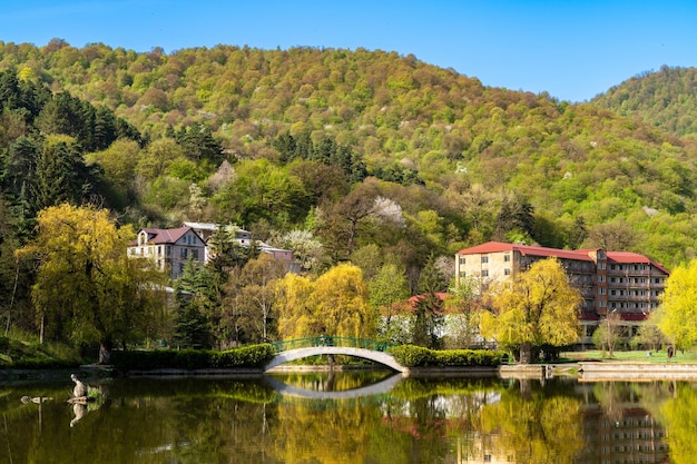 Piękny widok na małe jezioro w parku miejskim Dilijan w słoneczny poranek