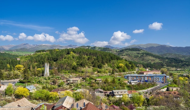 Piękny widok na miasto Dilijan w Armenii z górami i błękitnym niebem w tle