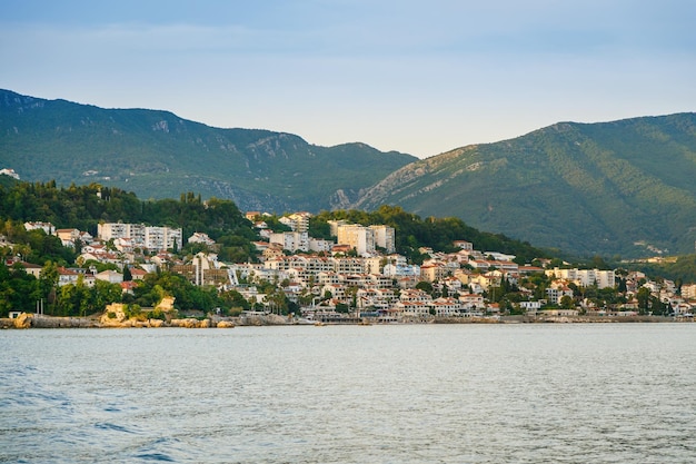 Piękny widok na miasto Herceg Novi położone na wybrzeżu zatoki Boka Kotor