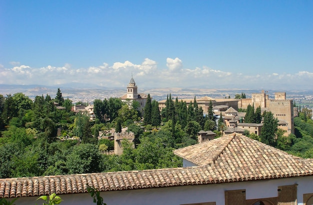 Piękny widok na miasto i ogród w letni dzień AlhambraGranada Hiszpania